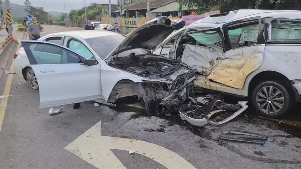 沿路超速惹禍！木柵賓士飛越分隔島　「撞3車釀1死」飆車畫面曝