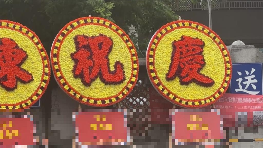 國中畢典現"整排超大花圈" 家長花2萬製作賀女兒畢業