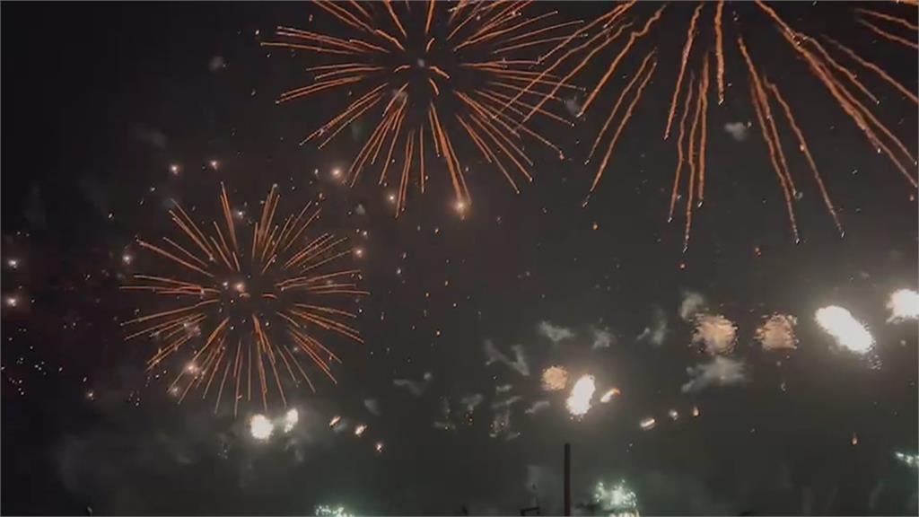 澎湖花火節登場　遊客湧入全面實聯制