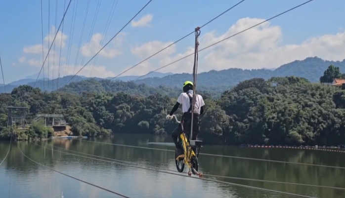 飛越明德水庫!賞景新視角 空中飛索、高空自行車練膽量
