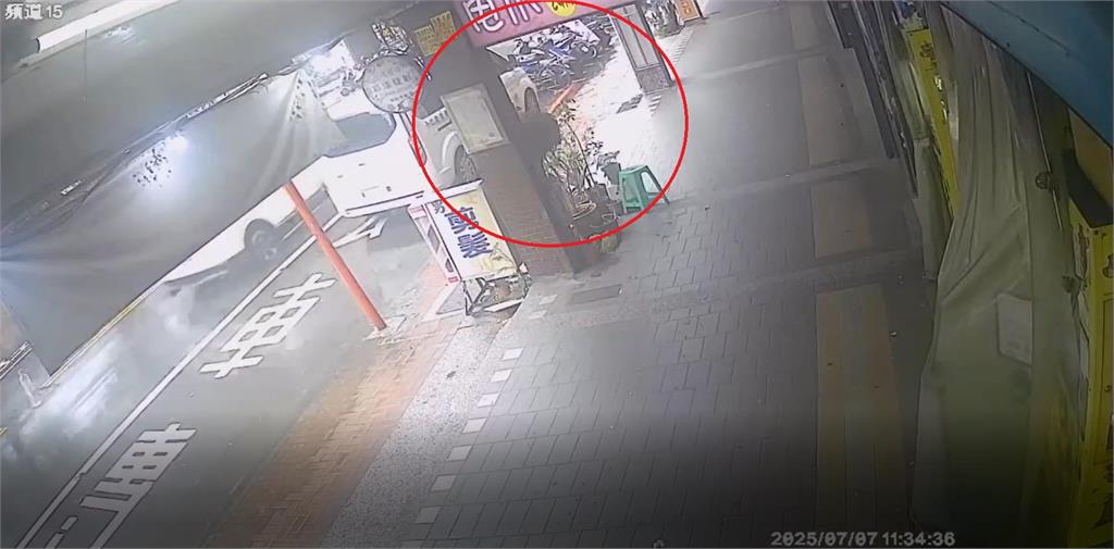 土城男「殺妻前1刻」凶殘釀車禍!狂踩油門「加速追撞」監視器畫面曝光