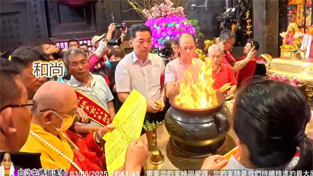 搶C位還不夠?張麗善又爆「搶燒疏文」還亂折…信徒怒:像燒垃圾硬塞