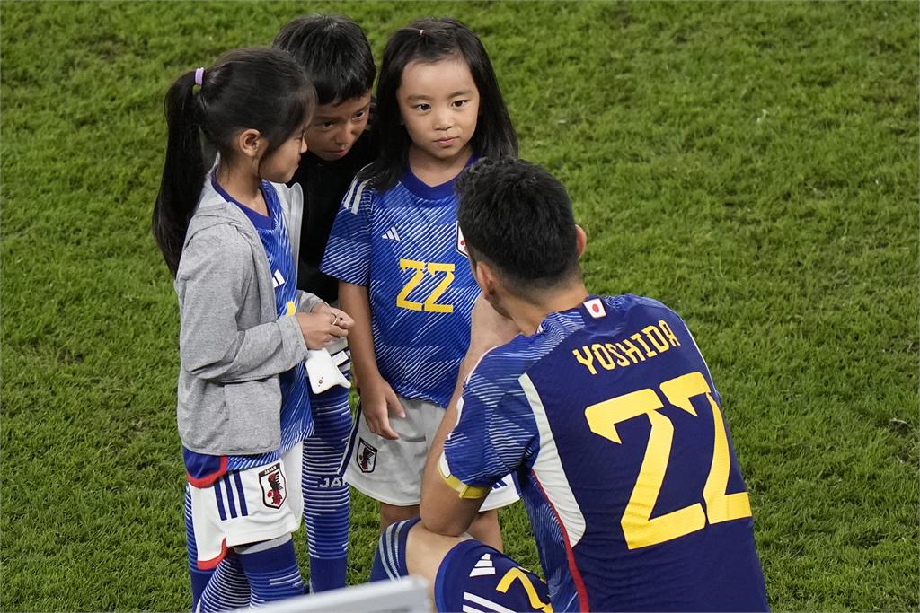 卡達世足／爸爸不哭！日本隊長輸球後「跪地痛哭」女兒暖心拭淚超感人