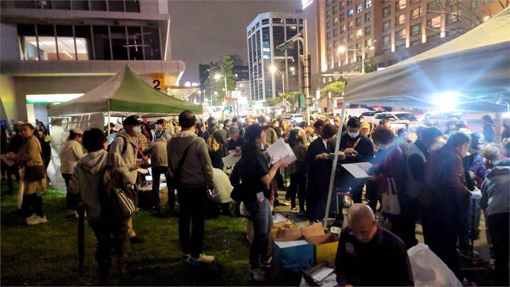 王鴻薇怨香蕉「貴到像詐騙」罷免人潮塞爆!周軒抖出「蕉農遭施壓」內幕曝光