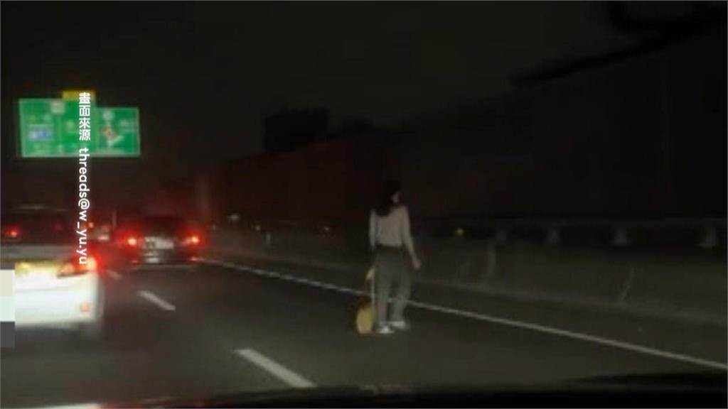 急著下車？　台88線驚見女子車陣中開門下車