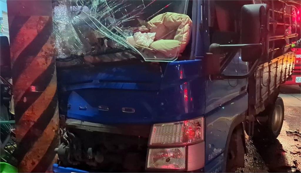 基隆清晨追撞多車翻覆 酒駕男害同車友傷重身亡
