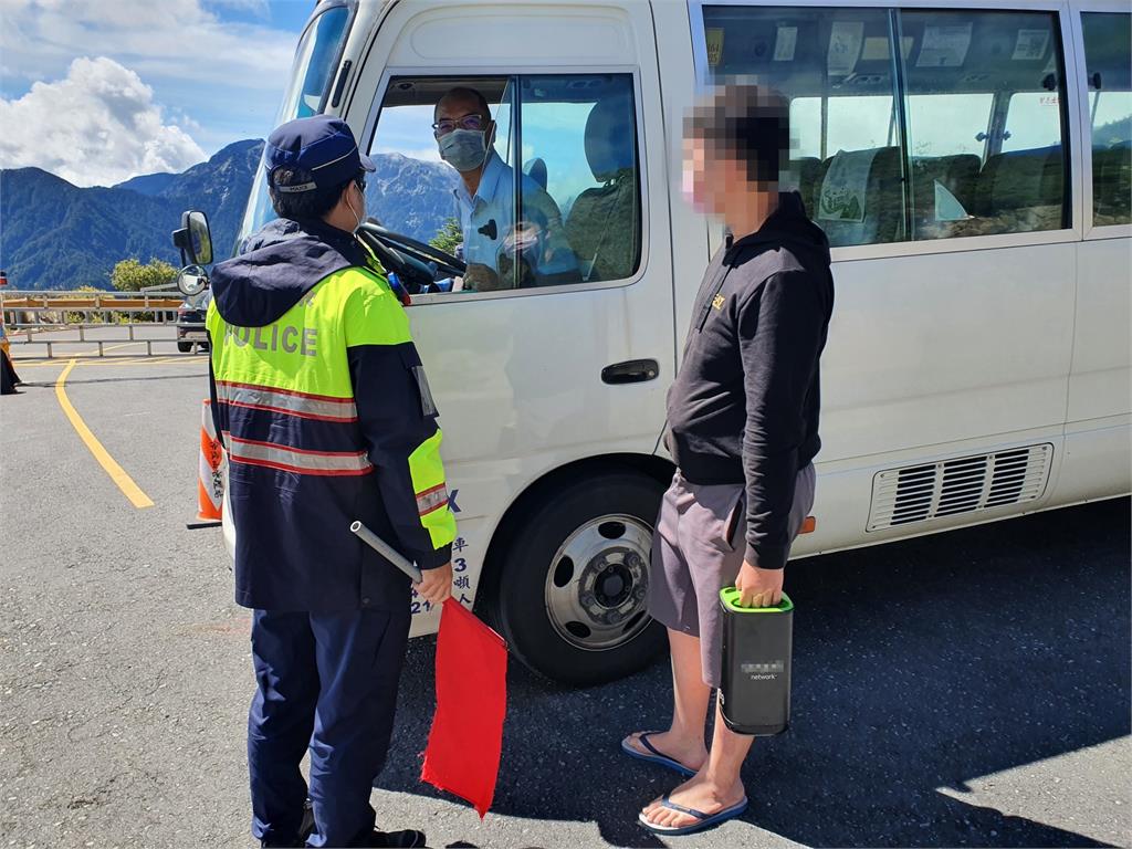 電動機車上中橫沒電受困!警助他赴36公里遠換電站 騎士挨轟回應了