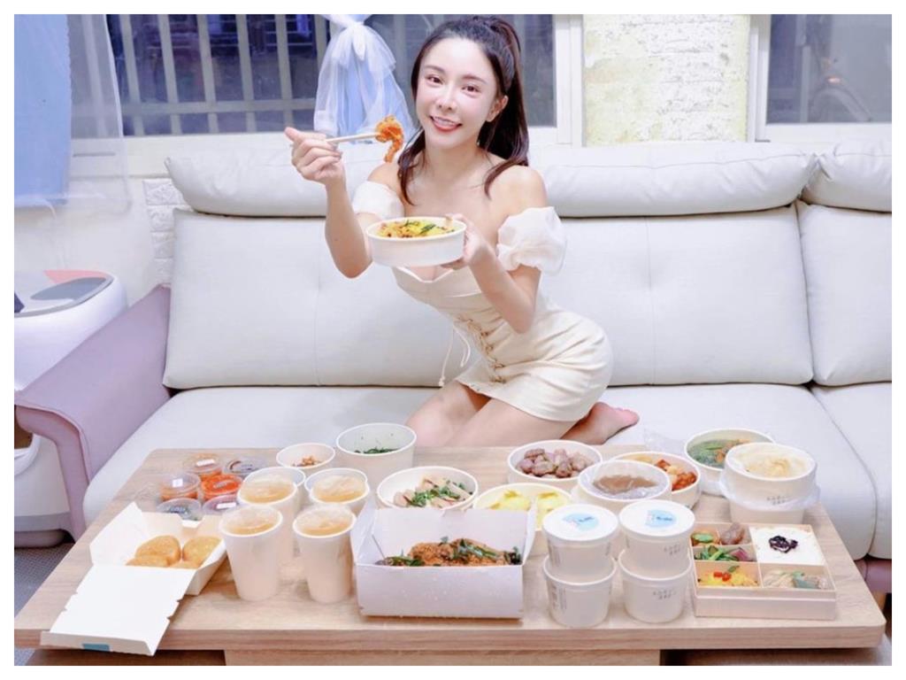 巫苡萱在家吃晚餐超浮誇！小心機「香肩禮服」華麗儀式感100分