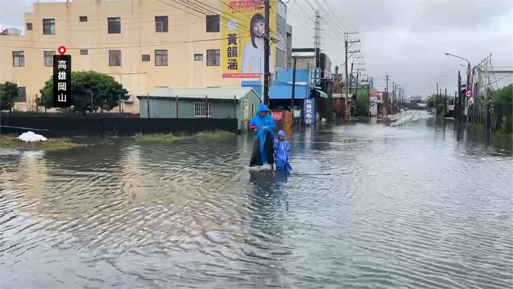 高雄大雨狂下苦哈哈！　民眾「樓上揪樓下」家門前捕魚、推車