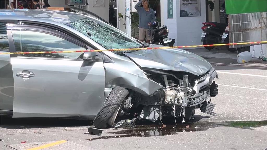 又是高齡肇事! 76歲婦開車暴衝「橫掃29車」1死2傷
