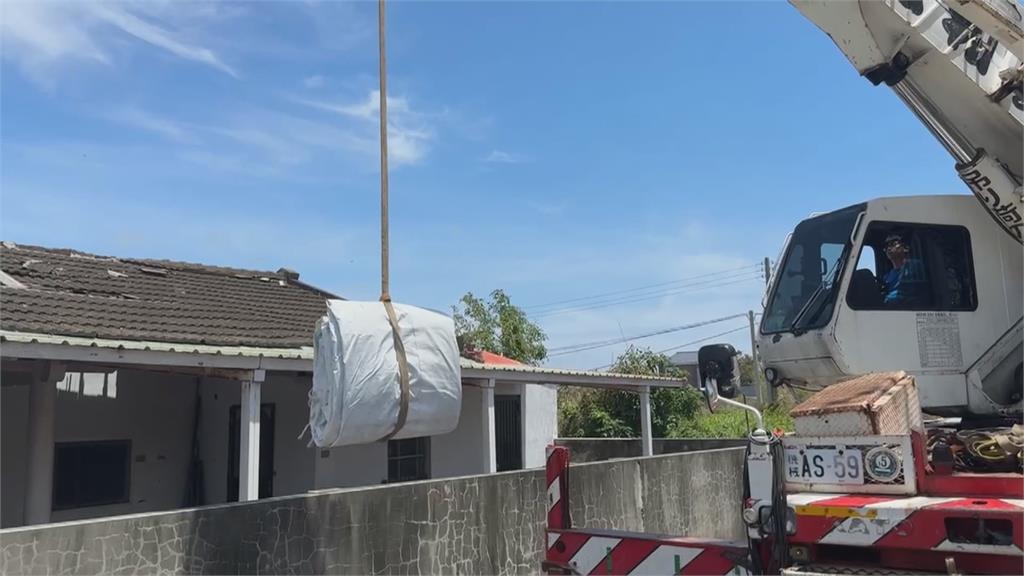 嘉義布袋老房屋頂被吹掀! 當地民眾組志工團募集帆布救災