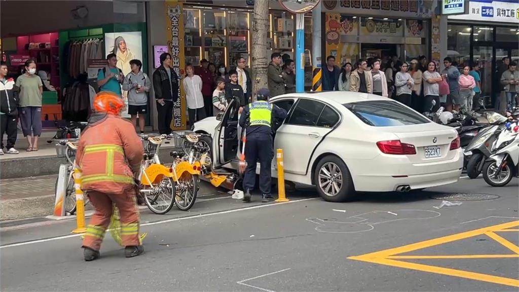 BMW駕駛暴衝撞多輛汽機車 駕駛疑身體不適肇事一度OHCA