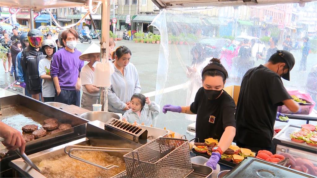 宜蘭淹水災民划船上路! 網友:縣府有發船嗎?