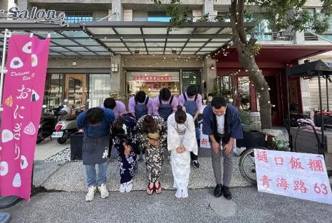 高雄飯糰店「被眼紅房東砸店」!台灣人熱情出手「掃貨全空」日籍老闆鞠躬淚謝