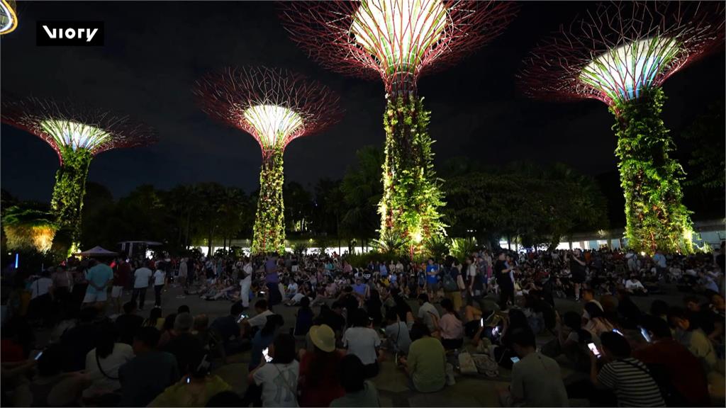 免花大錢飛極北國家　新加坡濱海灣花園現「超真實極光」