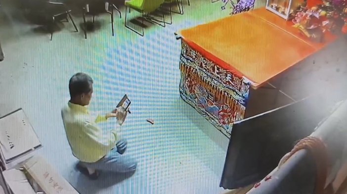 擲筊請示媽祖婆! 爐主擲出"掛筊"信徒嘖嘖稱奇