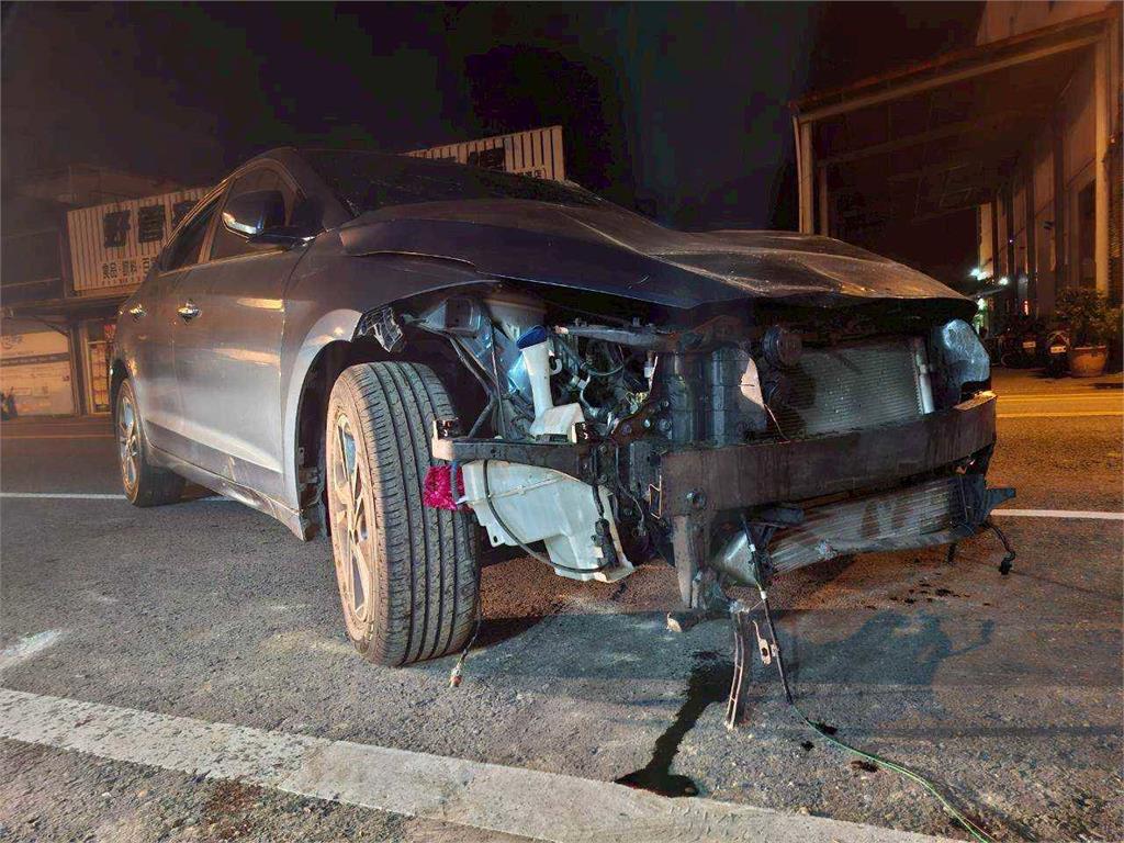 快新聞／撞破鐵門！宜蘭小客車逆向自撞　車頭全毀、擋風玻璃碎裂