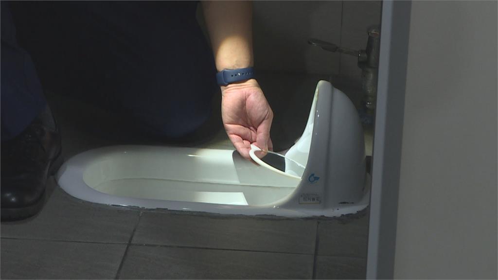 翻轉台鐵廁所「臭」印象！　日本職人來台示範掃廁所