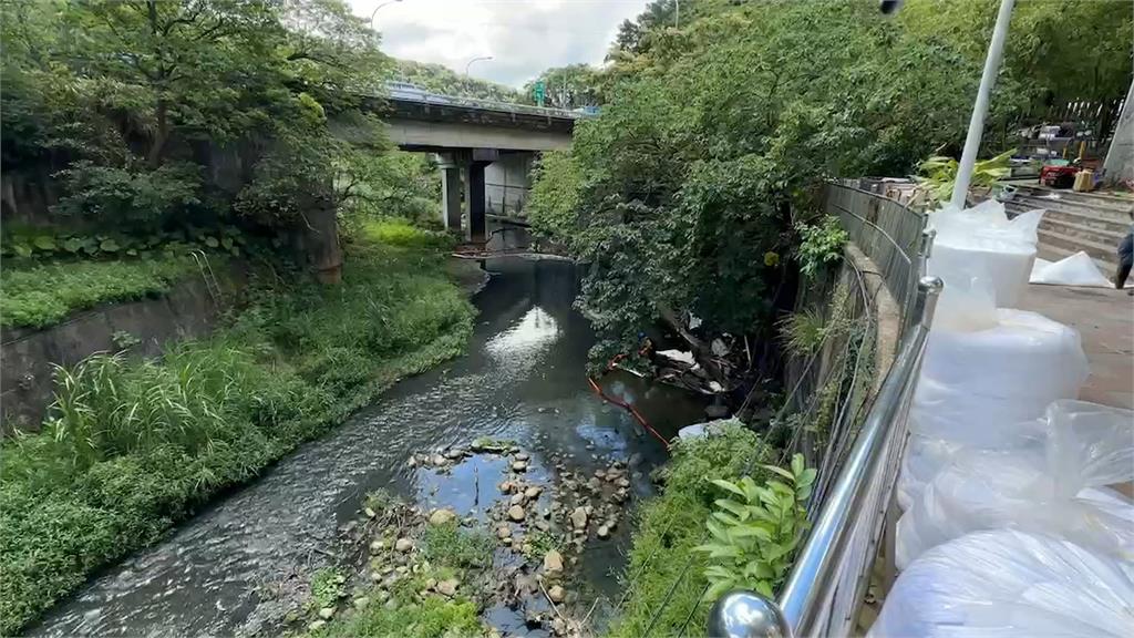 中油油管破損！柴油流入大武崙溪　民眾怨：聞到味道就頭暈