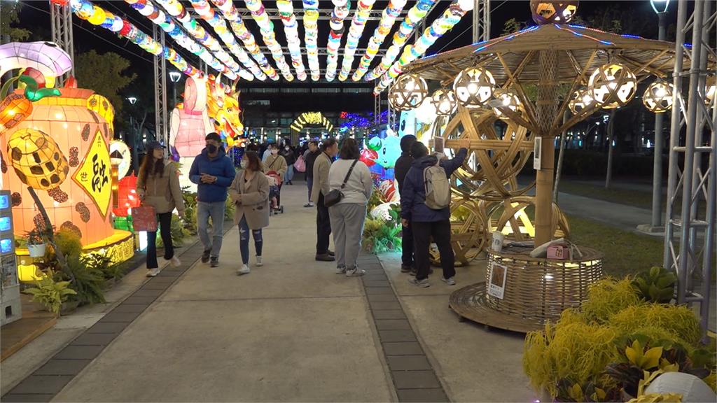 雲林永續微燈會點燈開幕 23組環保花燈點亮高鐵站前廣場