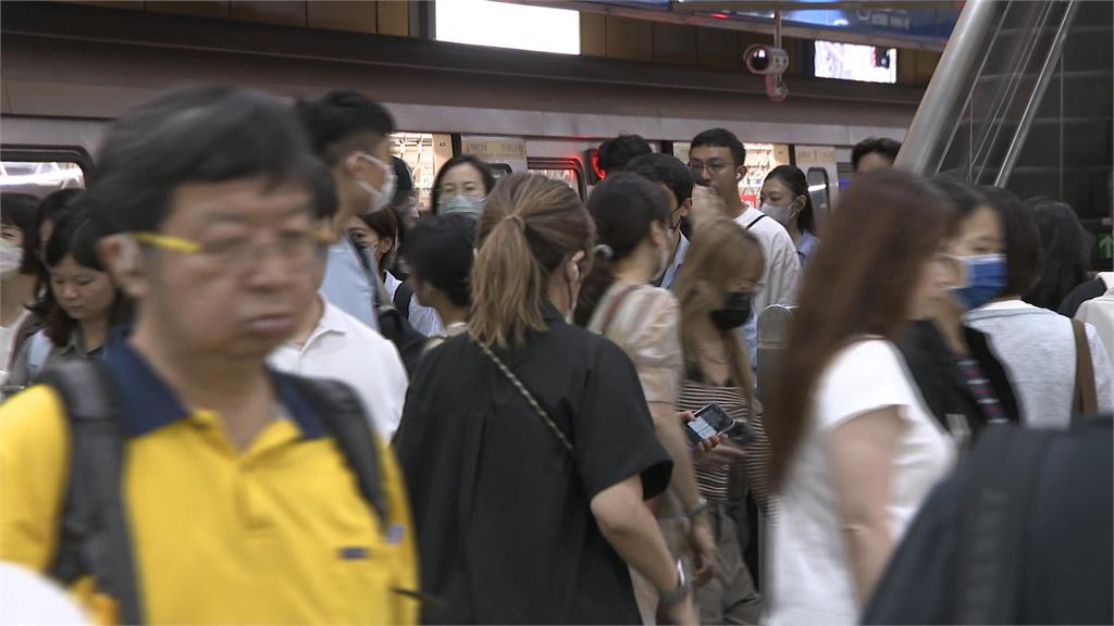 北捷又衝突！市府站男「搭手扶梯插隊、撞人」　雙方火爆對罵