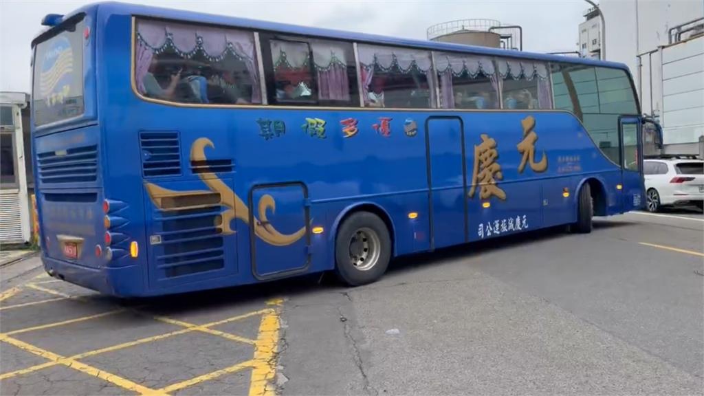 台灣普利司通「關廠裁員」！553人遊覽車載走協商…勞工處：已接獲通報
