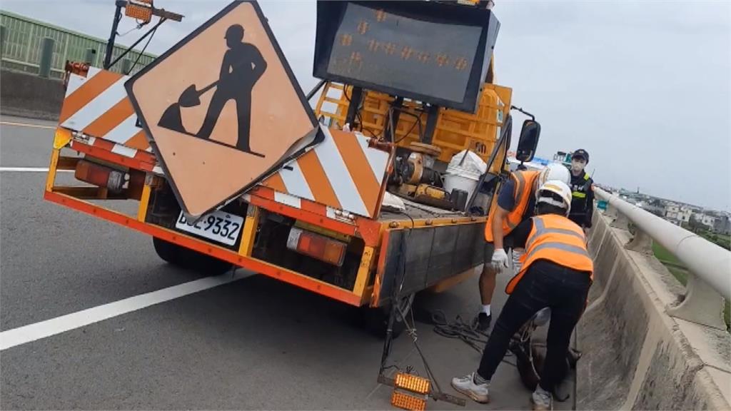 西濱快速道路有「黑豬」亂竄！　捕捉後捆綁四肢送走