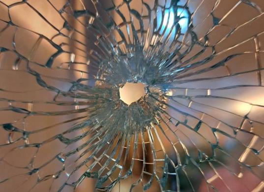 母親節驚魂! 14樓陽台玻璃遭射穿 屋主兒:針對性強