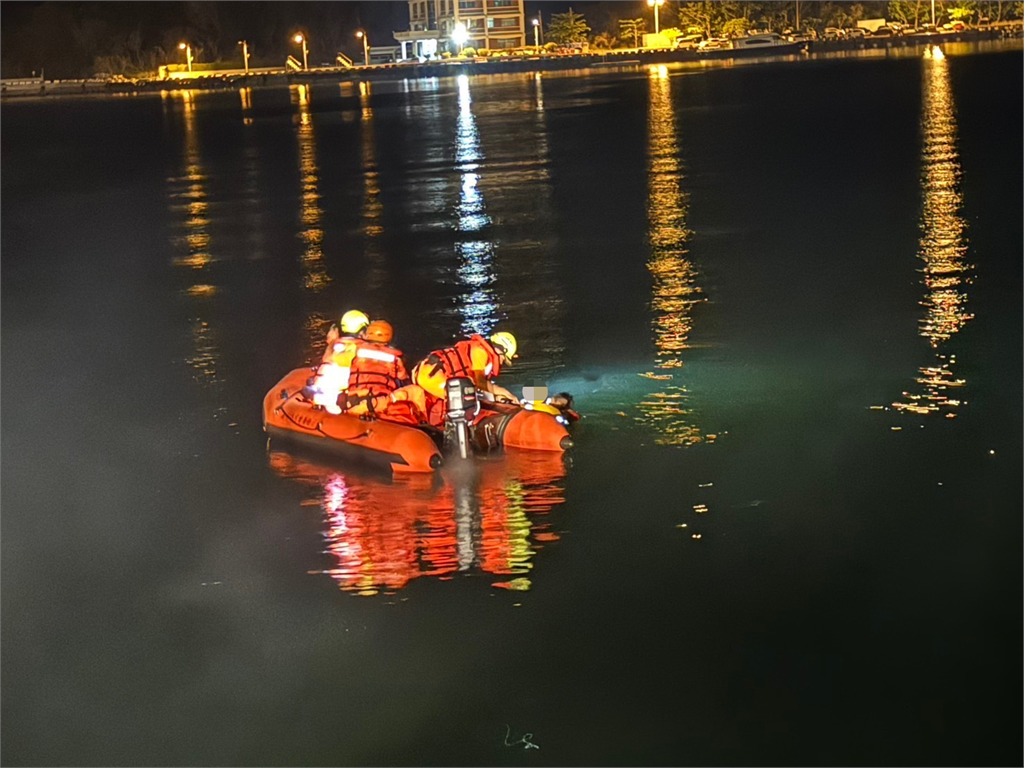 快新聞/台南將軍漁港深夜驚傳人車落海 岸巡隊即刻救援