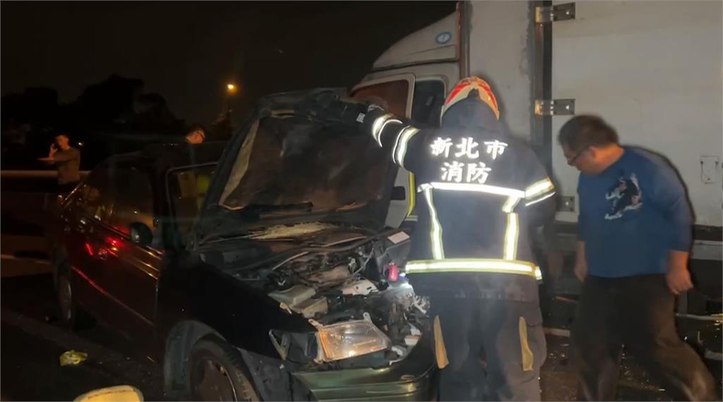 深夜自撞事故! 小客車撞護欄 女騎士撞小貨車