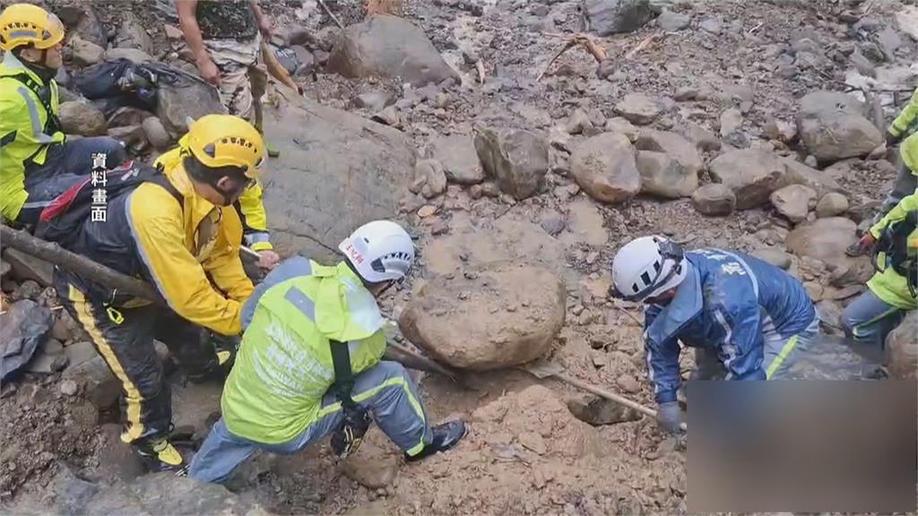 高雄桃源五口連人帶車墜谷　家屬冒雨上山舉行招魂儀式
