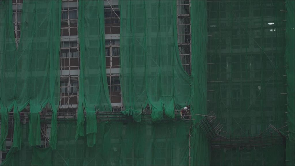 宏福苑大火棚網成焦點！　港府下令明天前「全部拆除」