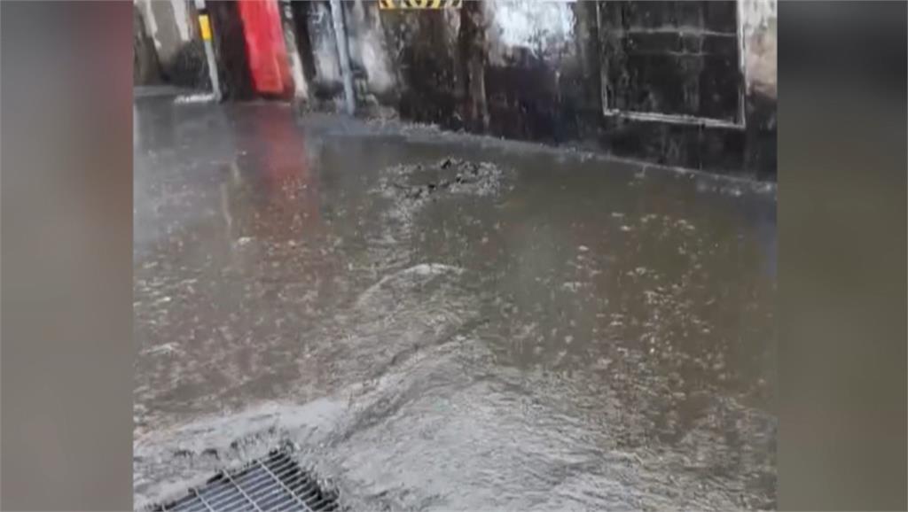 台中太平大雨狂炸釀人孔蓋大噴發 大量排泄物噴出