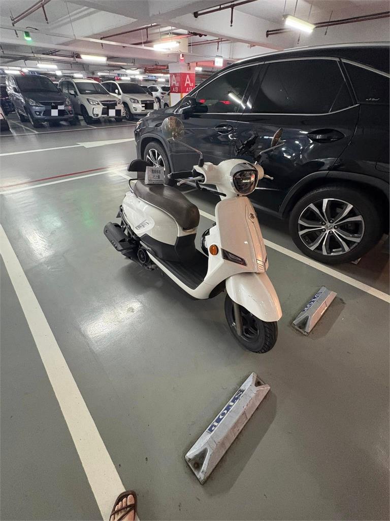 機車獨佔汽車格 百貨商場硬起來上鎖!網笑:偽裝成重機?