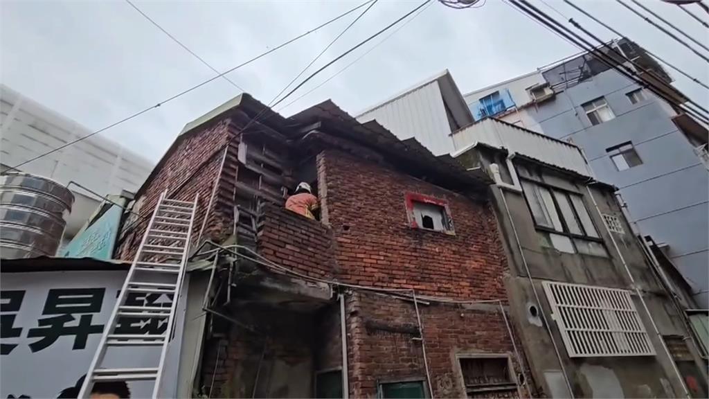 驚險！土城老屋突崩塌　男睡覺閃躲不及遭瓦片壓住