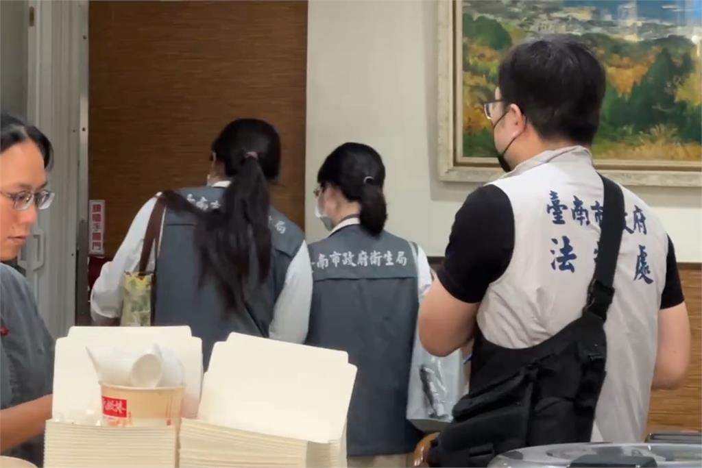 周氏蝦捲爆「廚餘倒回滷鍋」!衛生局查出「4大缺失」員工超慘結局出爐