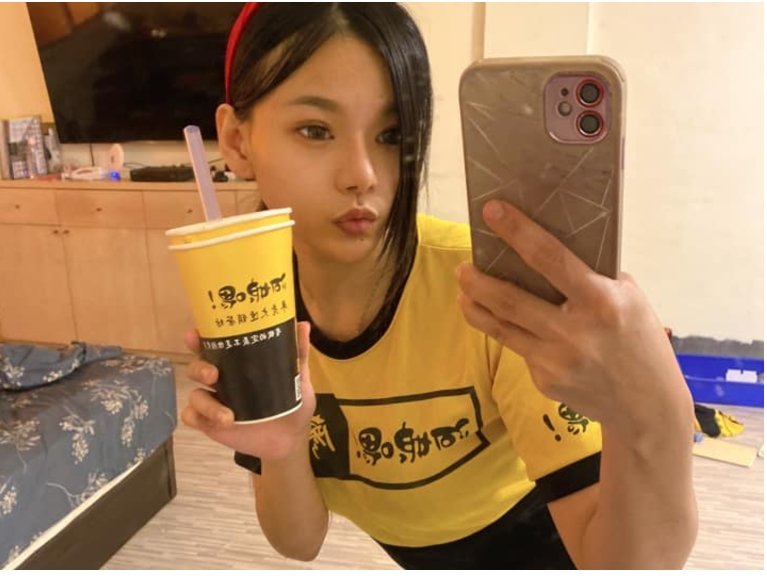 廖老大女店員「激短褲」炸出微笑線!本尊霸氣喊話:來看我買1送1