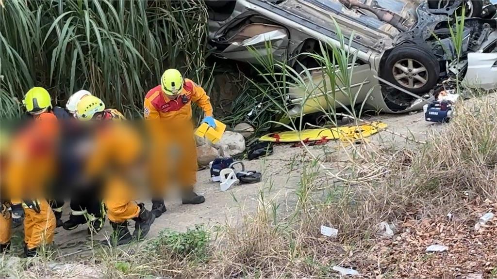 兩車擦撞一車翻覆15米深邊坡 兩傷一命危