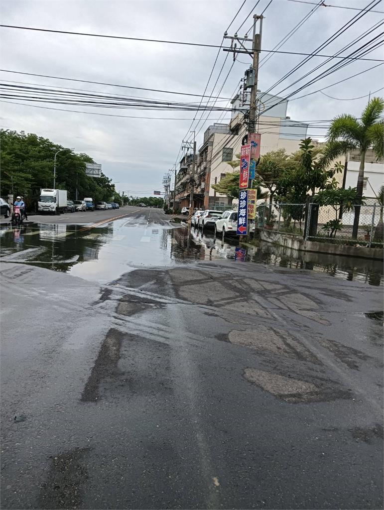 圖多／年度天文大潮發威！　屏東東港「海水漫街頭」畫面曝光