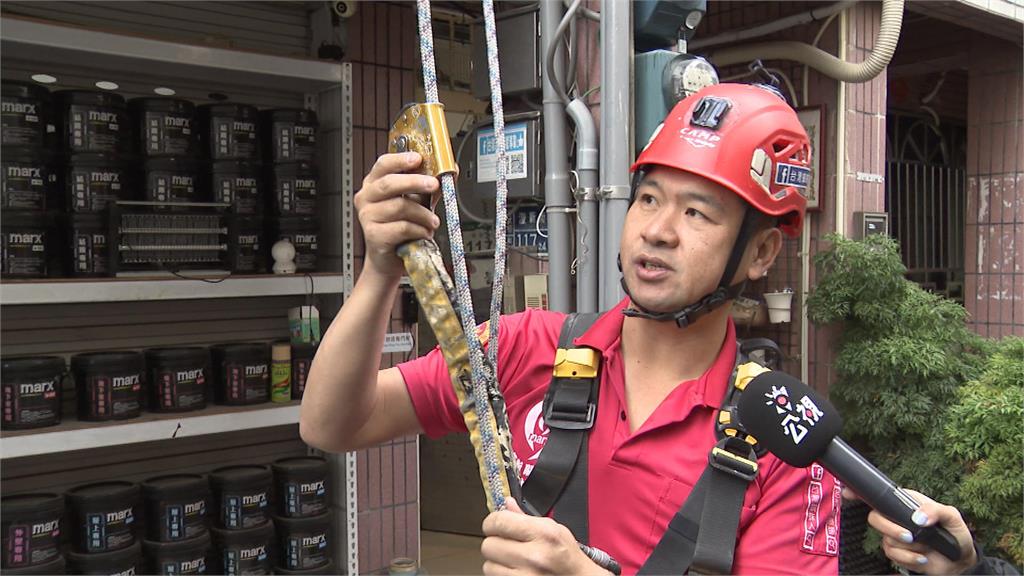 心驚膽跳!高雄大樓驚見玩命清潔工 無安全措施「站21樓外牆擦玻璃」