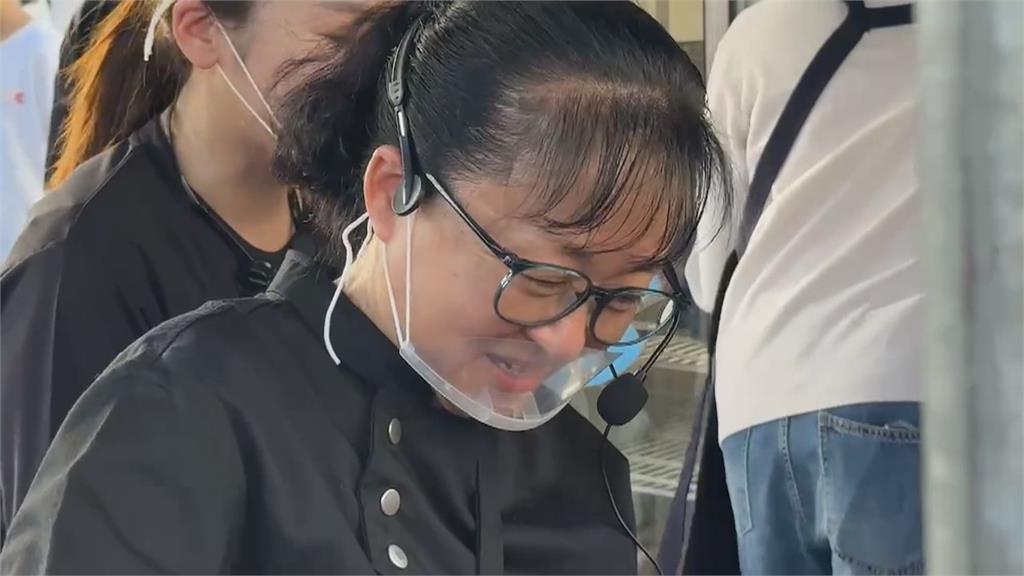 黑白大廚來了! 學餐名家李美英現場料理辣炒豬肉 排隊1、2小時只為嘗一口