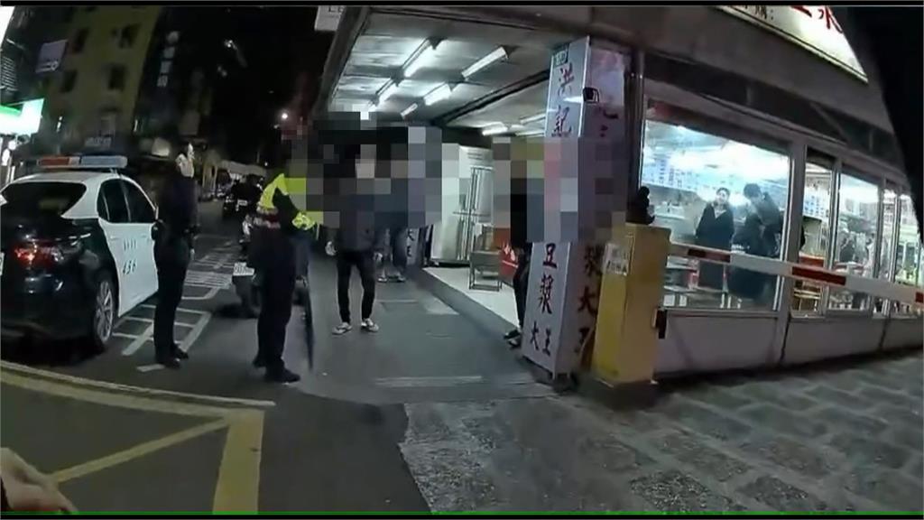 不滿點餐被看一眼! 男怒「潑鹹豆漿」四打二