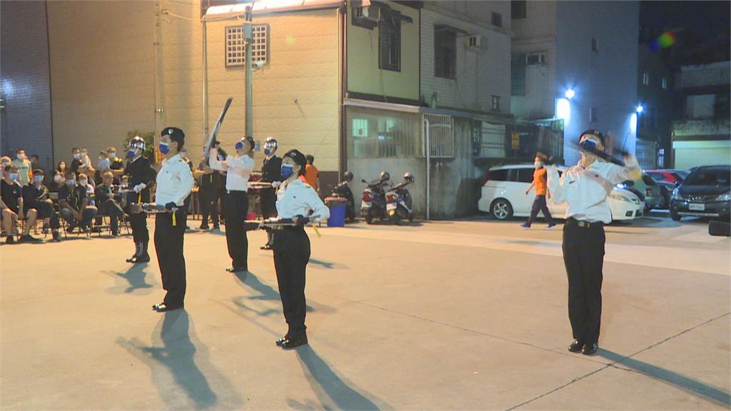 不輸國軍!社區儀隊操槍純熟 大展高昂氣勢
