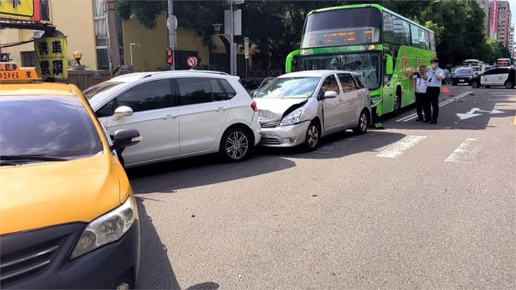 台中無限期「公車大執法」才上路！　首日就傳客運連撞3車