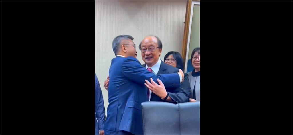 綠黨團總召無投票直接推舉！柯建銘擁抱交棒蔡其昌