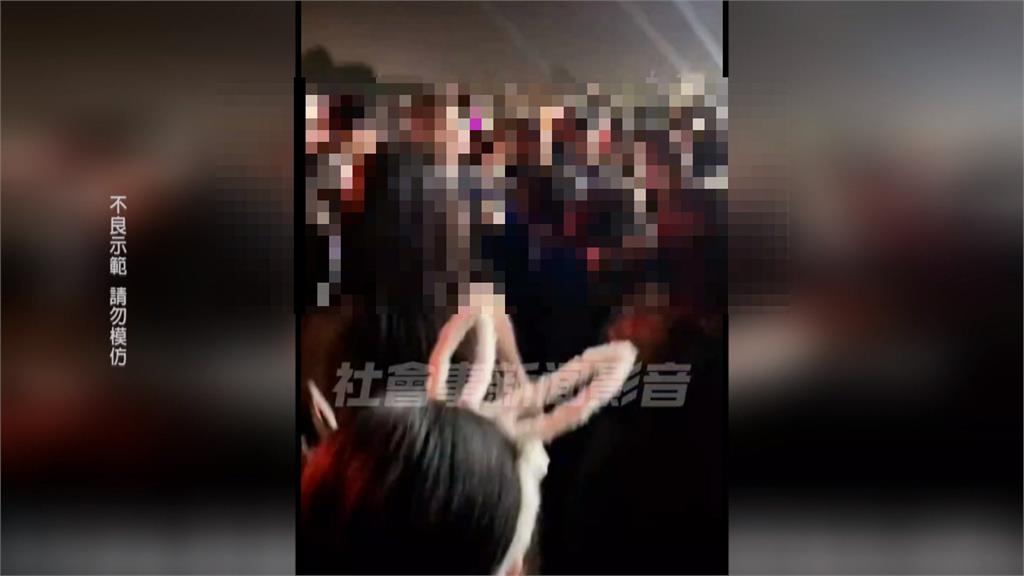 跨年亂象!台中晚會爆推擠 民眾竟朝快速道路發射煙火