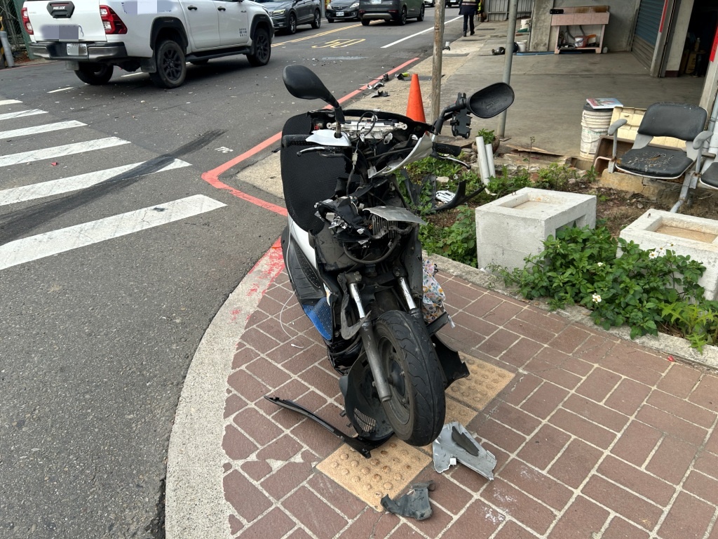 桃園死亡車禍!雙載騎士過彎遭砂石車撞上 後座女子送醫不治