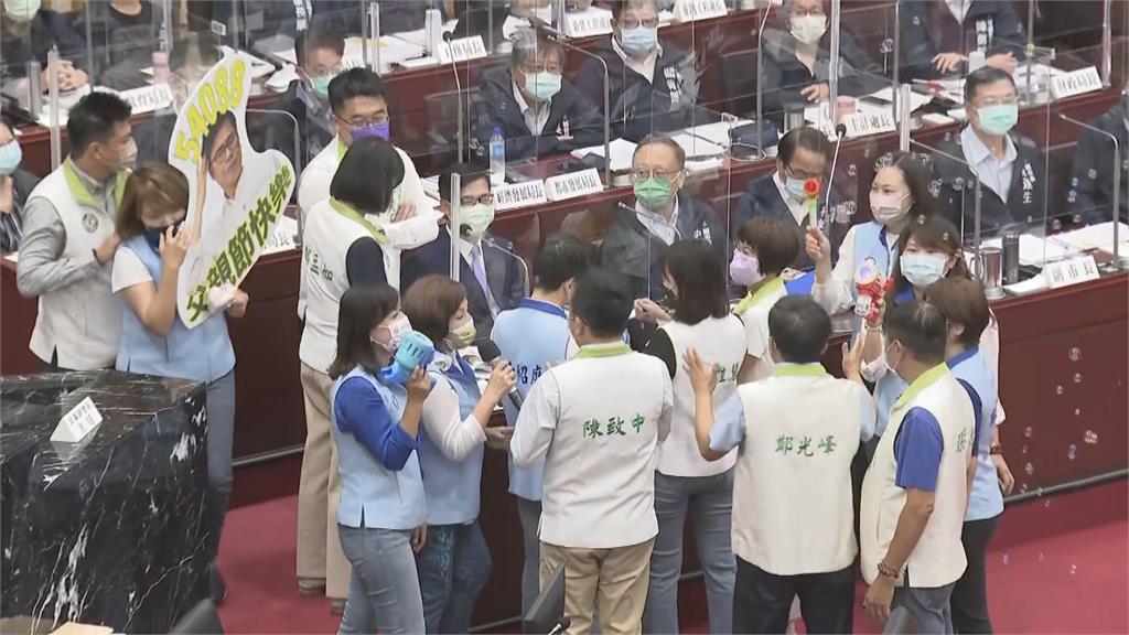 快新聞/高市議會藍黨團「吹泡泡」酸陳其邁! 民進黨團:小心KMT泡沫化