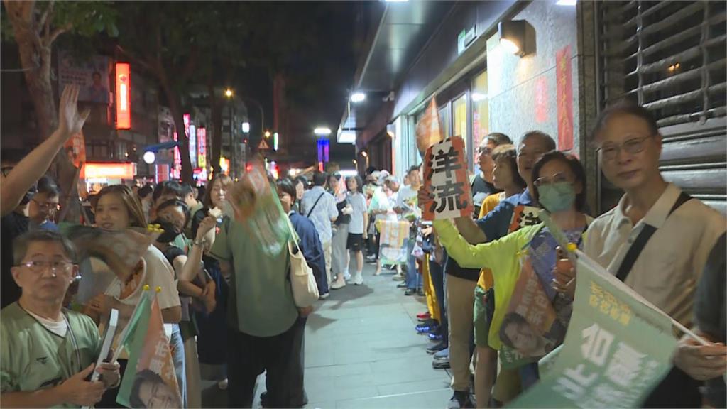 快新聞／沈伯洋現身延三夜市！解釋「狗狗眨眼圖」　曝快閃原因