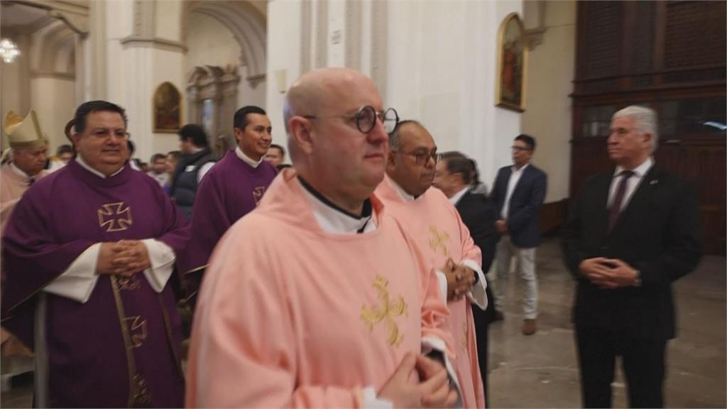 為教會還債！白天穿袍參加彌撒　神父兼當DJ放歌嗨瘋整夜